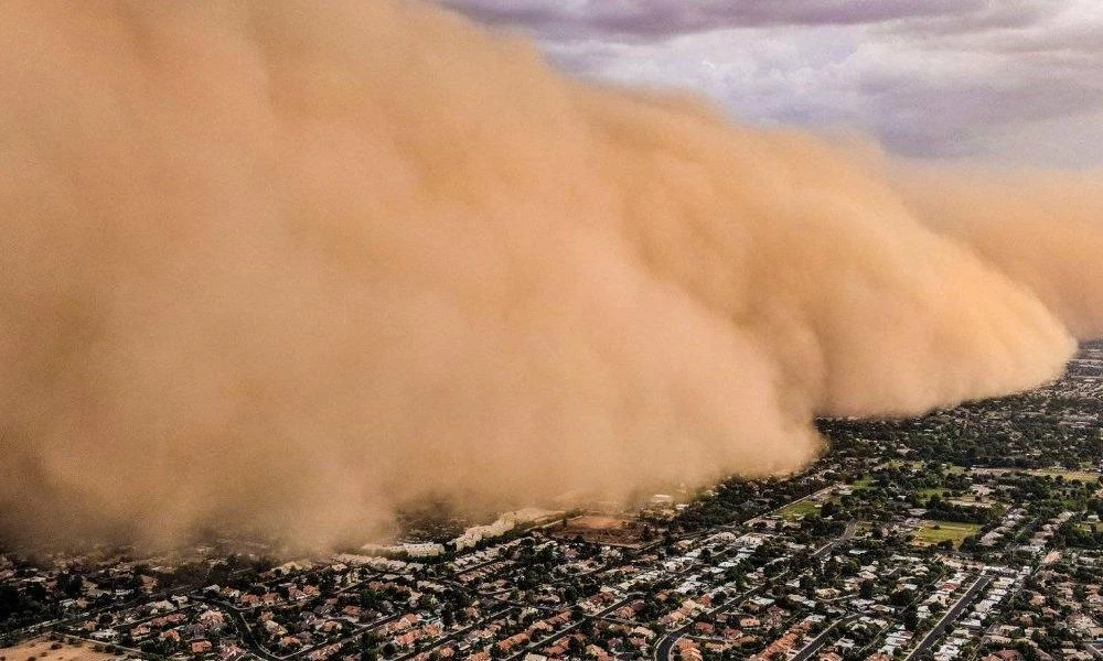 Τεράστια αμμοθύελλα σάρωσε ολόκληρη πόλη στην Κίνα